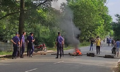 খাগড়াছড়িতে সকাল-সন্ধ্যা সড়ক অবরোধ চলছে