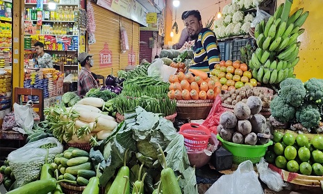 বাজারে চড়া সব পণ্যের দাম, দিশেহারা ক্রেতা