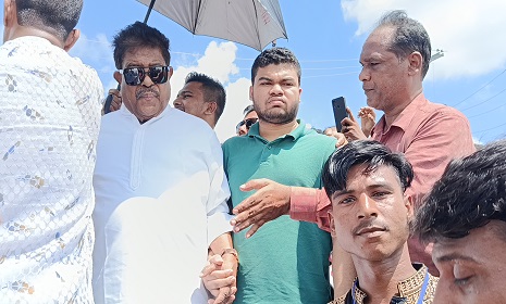 হাতিয়ায় নদী ভাঙ্গন রোধে সাবেক এমপির আশ্বাস 