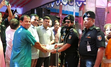শারদীয় দূর্গাপূজা উপলক্ষে ঝিনাইদহে মন্দিরের নিরাপত্তায় সর্তক অবস্থানে র‌্যাব-৬
