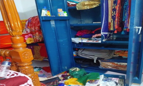সাতক্ষীরায় পিসি চন্দ্র জুয়েলার্সের মালিকের বাড়ি থেকে সোনার গহনা ও নগদ টাকা লুট