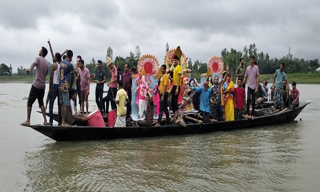 দশমীতে অশ্রুসিক্ত নয়নে ভক্তরা বিদায় জানালেন দেবীদুর্গাকে
