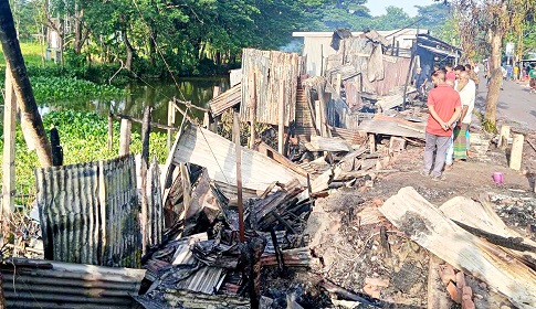 অগ্নিকাণ্ডে জামায়াতের অফিসসহ দশ দোকান পুড়ে ছাই