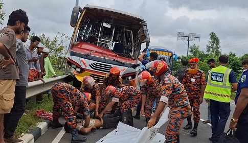 এক্সপ্রেসওয়েতে দাঁড়িয়ে থাকা বাসের পেছনে বাসের ধাক্কায় একজন নিহত 