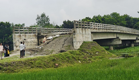 ফুলপুরে ব্রিজ আছে, সংযোগ সড়ক নাই