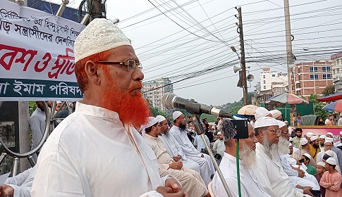 কুরআন অবমাননা ও দেশবিরোধী চক্রান্তের প্রতিবাদে যশোরে ইমাম পরিষদের বিক্ষোভ