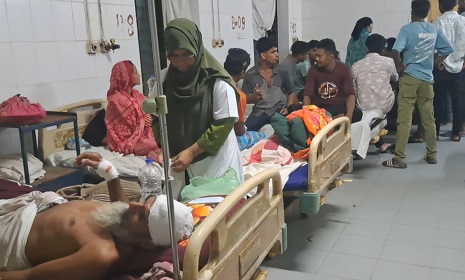 তুচ্ছ ঘটনাকে কেন্দ্র করে দু’ গ্রামের সংঘর্ষে আহত ১৫