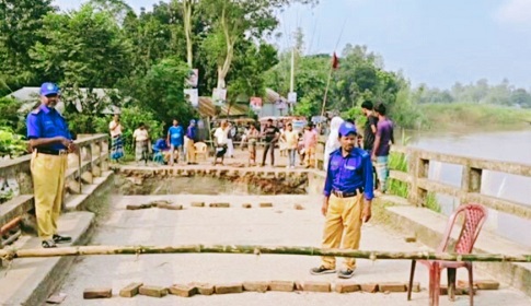 টাঙ্গাইলে সেতুর সংযোগ সড়ক ভেঙে জনদুর্ভোগ