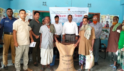 ইলিশ আহরণে বিরত রাখতে জেলেদের মাঝে চাউল বিতরণ 