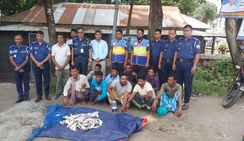 নিষেধাজ্ঞা অমান্য করে ইলিশ শিকার, ৯ জেলে আটক