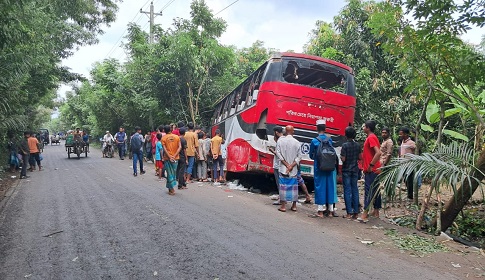 বাগেরহাটে বাস চাপায় শিক্ষক নিহত, দুই ঘণ্টা সড়ক অবরোধ