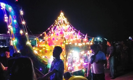 কাপ্তাইয়ে ঐতিহ্যবাহী পোশাকে মারমা সম্প্রদায়ের বর্ণাঢ্য রথ টানা উৎসব 