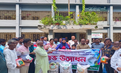 যশোরে রবি মৌসুমে আগাম শীতকালীন সবজির বীজ বিতরণ