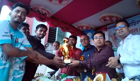 ফুটবল টুর্নামেন্টের পুরস্কার বিতরণ