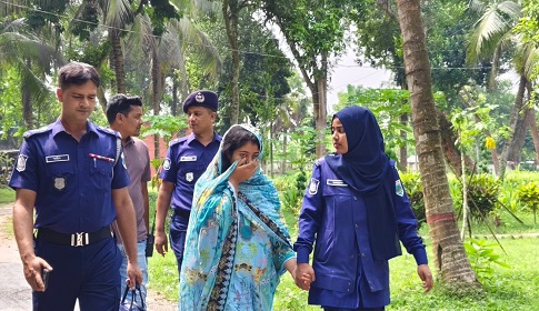 স্বর্ণালঙ্কার নিতেই দাদীকে টর্চ লাইট দিয়ে পিটিয়ে হত্যা, স্বামীসহ নাতনী আটক