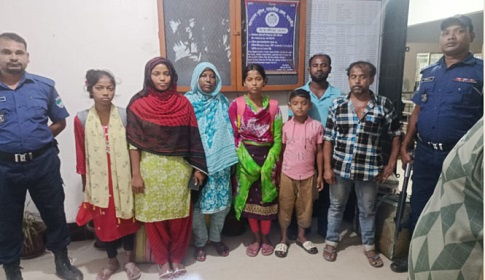 সাতক্ষীরা সীমান্ত দিয়ে ফেরত আসা ১৮ বাংলাদেশিকে পরিবারের কাছে হস্তান্তর
