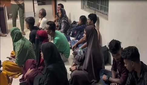 সাতক্ষীরা সীমান্ত দিয়ে ফেরত আসা ১৬ বাংলাদেশিকে পরিবারের কাছে হস্তান্তর