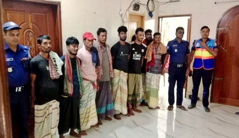 নিষেধাজ্ঞা অমান্য করে পদ্মায় মাছ শিকার, ৯ জেলে আটক 