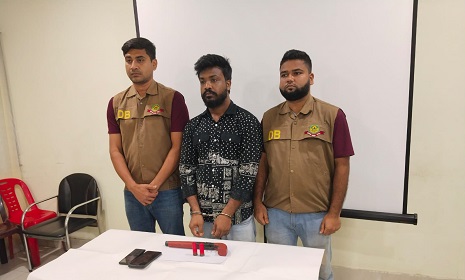 অস্ত্র-গুলি নিয়ে পাঁচলাইশে ঘুরছিলো সন্ত্রাসী রাজু, ডিবির জালে গ্রেপ্তার