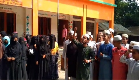 শিক্ষকদের দাবী আদায়ে শিক্ষার্থীদের বিক্ষোভ