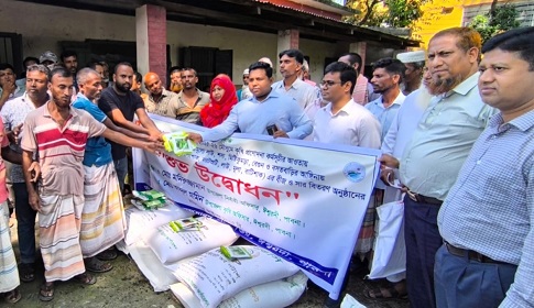 ঈশ্বরদীতে কৃষকদের মাঝে বিনামূল্যে সার-বীজ বিতরণ