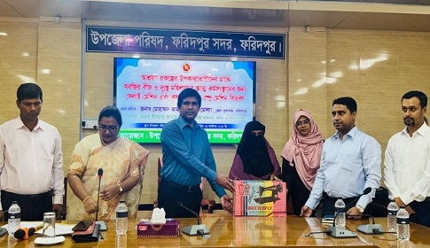 ফরিদপুরে নবনির্মিত ডিজিটাল সম্মেলন কক্ষ উদ্বোধন করলেন জেলা প্রশাসক