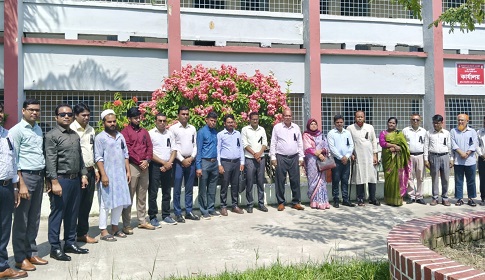 টুঙ্গিপাড়ায় ক্লাস বর্জন করে শিক্ষকদের অবস্থান কর্মসূচি