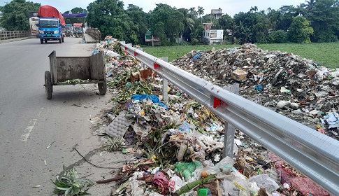 ঈশ্বরগঞ্জ মহাসড়কে ময়লার ভাগাড়, দুর্ভোগে পথচারী এলাকাবাসী