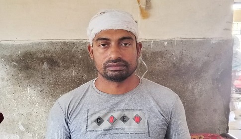 দেবহাটায় ব্যবসায়ীকে কুপিয়ে দুই লক্ষাধিক টাকা ছিনতাই
