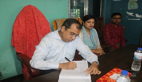 মহম্মদপুরে বিভিন্ন দপ্তর পরিদর্শন করেন জেলা প্রশাসক