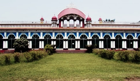 মাথা উঁচু করে দাঁড়িয়ে আছে ধনবাড়ীর জমিদার বাড়ি
