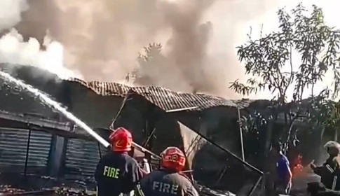 সাতক্ষীরা সদরের আলীপুর বাদামতলা বাজারে আগুন