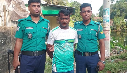 গাজীপুরে যৌথবাহিনীর অভিযানে জাল দলিল ও নকল সিলসহ আটক ১