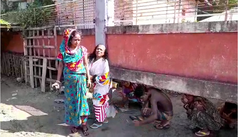 সরকারি স্কুলের দেয়ালের নিচ দিয়ে চলাচল করছে আটকে পড়া ৬ পরিবার