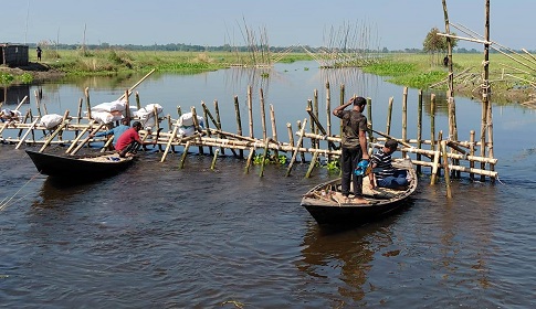 চাটমোহরে ৫টি অবৈধ সোঁতি বাঁধ উচ্ছেদ