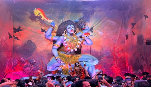 সাভারে দর্শনার্থীদের নজর কাড়ছে ১৬ ফুটের শ্যামা প্রতিমা