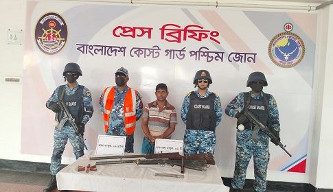 সুন্দরবনে আগ্নেয়াস্ত্রসহ বনদস্যু বাহিনী প্রধান আটক
