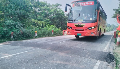 ব্রীজ রক্ষায় মহাসড়কে স্পিডব্রেকার, একদিনে তিন দুর্ঘটনা