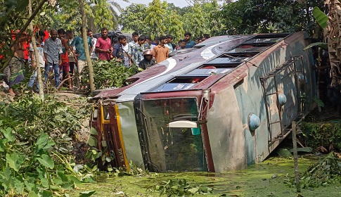মাদারীপুরে নিয়ন্ত্রণ হারিয়ে বাস খাদে, পথচারী নিহত