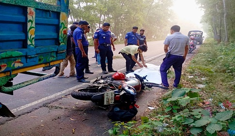 দাঁড়িয়ে থাকা ট্রাকের পেছনে মোটরসাইকেলের ধাক্কায় ব্যাংক কর্মকর্তা নিহত