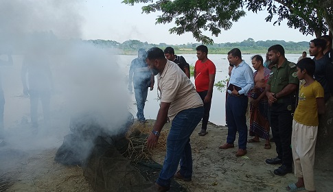 বাগেরহাটে ৪০০ চায়না দুয়ারী জাল জব্দ, আগুনে পুড়িয়ে ধ্বংস