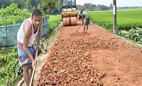 ফুলপুরে রাস্তার কাজে নিন্মমানের সামগ্রী ব্যবহারের অভিযোগ