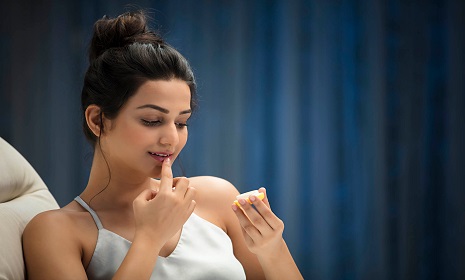 নরম ও কোমল ঠোঁট পেতে রাতে যা করতে হবে