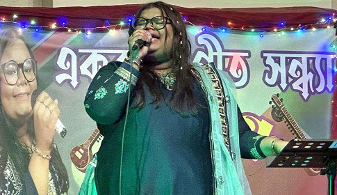 একক গানে কানেকটিকাটের দর্শকদের মুগ্ধ করলেন ব্রিয়ানা বিশ্বাস