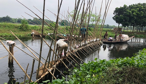 চাটমোহরে অবৈধ সোঁতিবাধ অপসারণ