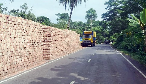 সড়ক দখল করে চলছে ইট-পাথরের ব্যবসা