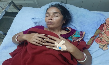 সাতক্ষীরায় গ্রাম ডাক্তারের স্ত্রী ও ছেলেকে বাড়ি থেকে তুলে এনে নির্যাতন