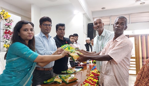 চাটমোহরে ক্ষুদ্র ও প্রান্তিক কৃষকদের বিনামূল্যে বীজ ও সার বিতরণ 