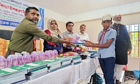সুবর্ণচরে শিক্ষার্থীদের মাঝে শিক্ষা সামগ্রী বিতরণ