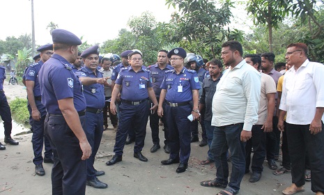 ডাকাতি ও পুলিশের উপর সন্ত্রাসী হামলা, ঘটনাস্থল পরিদর্শনে অতিরিক্ত ডি আই জি 